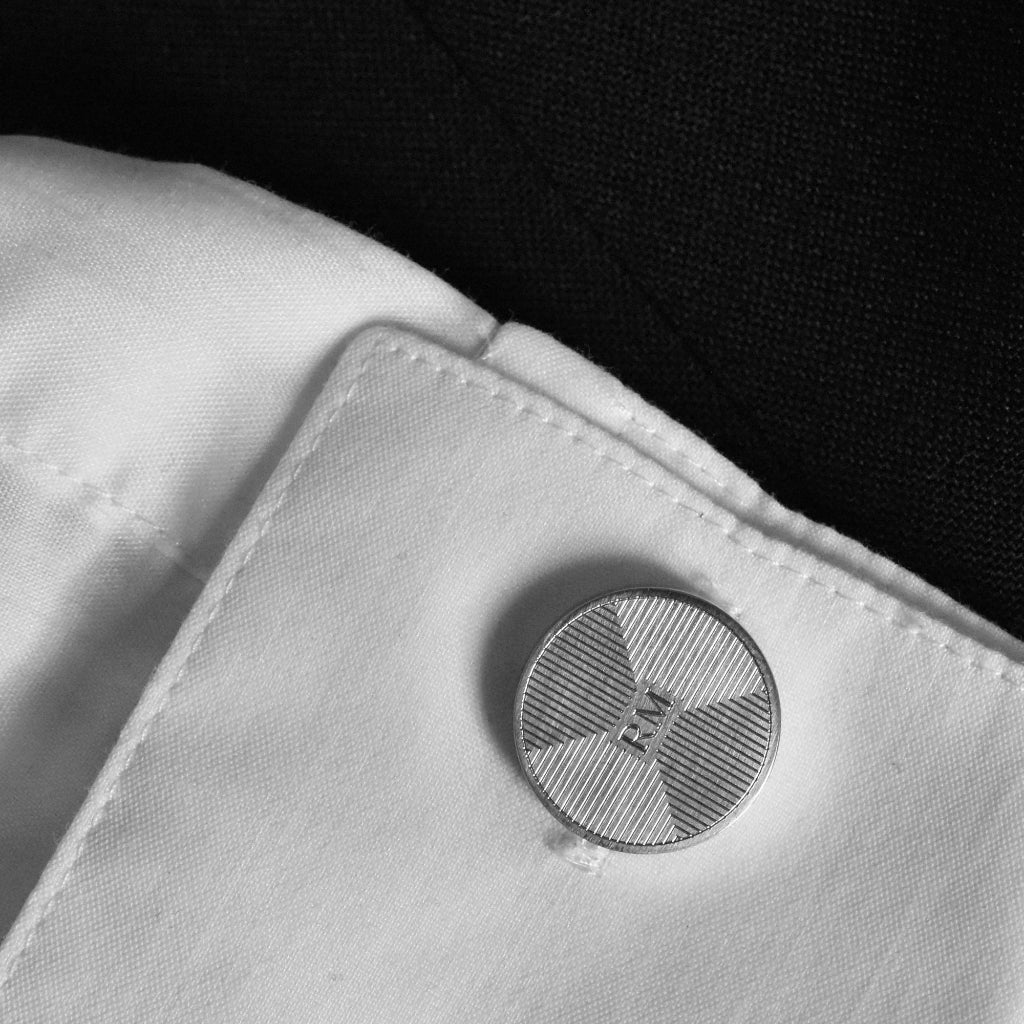 Manschettenknöpfe am Hemd getragen