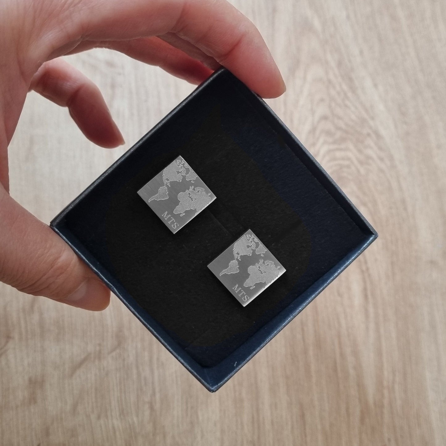  Manschettenknöpfe mit Weltkartenmotiv in einer Geschenkbox