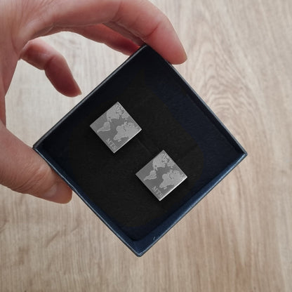  Manschettenknöpfe mit Weltkartenmotiv in einer Geschenkbox