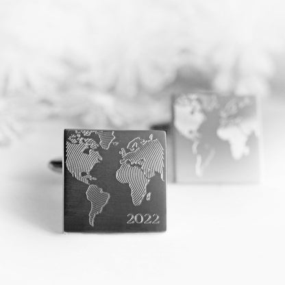 Edelstahl-Manschettenknöpfe mit eingraviertem Weltmotiv und Datum (hier: 2022)