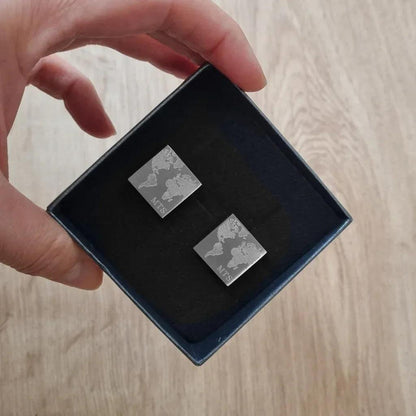 Gravierte Manschettenknöpfe mit Weltmotiv in Geschenkverpackung