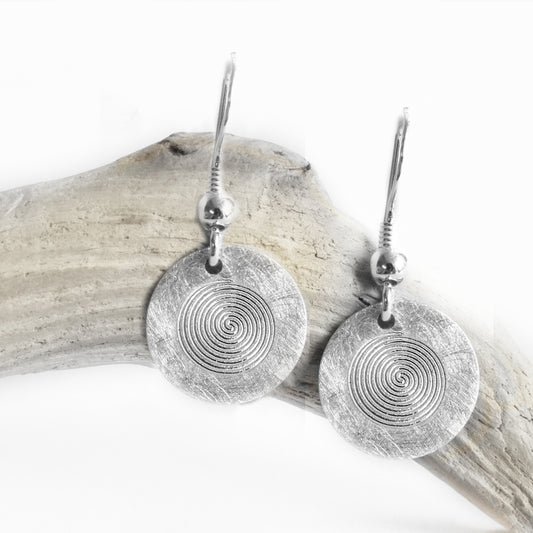 Silber Ohrhänger mit Spiralmotiv und Gravur