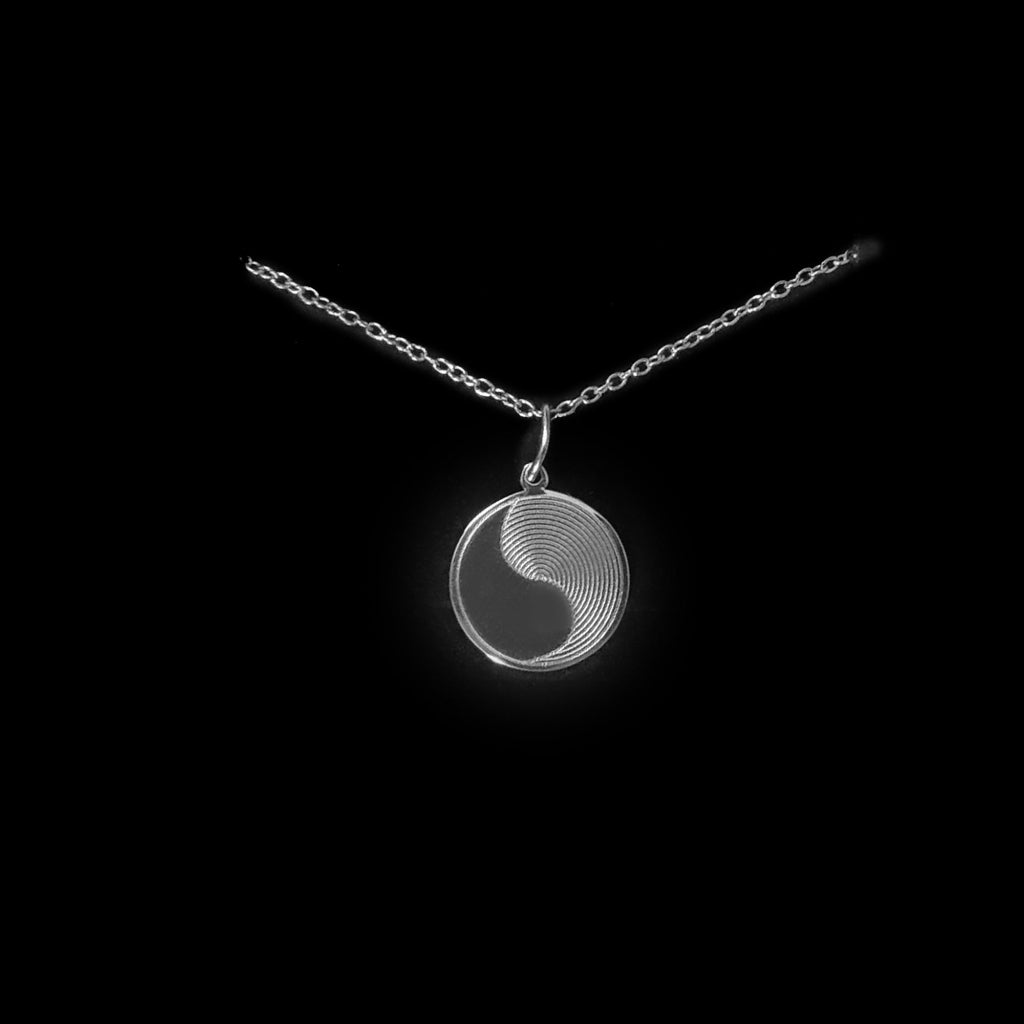 Minimalistische Yin Yang Kette mit Gravur