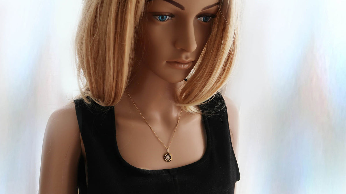 Frau trägt eine vergoldete Edelstahl-Kette mit Kompassmotiv (Design 2)