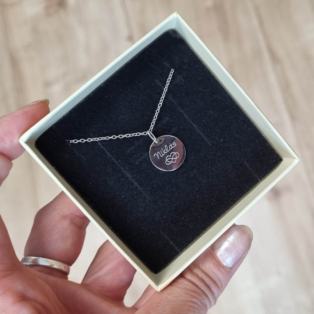 Kleine Namenskette aus Edelstahl mit graviertem Namen und Symbol in einer Geschenkbox
