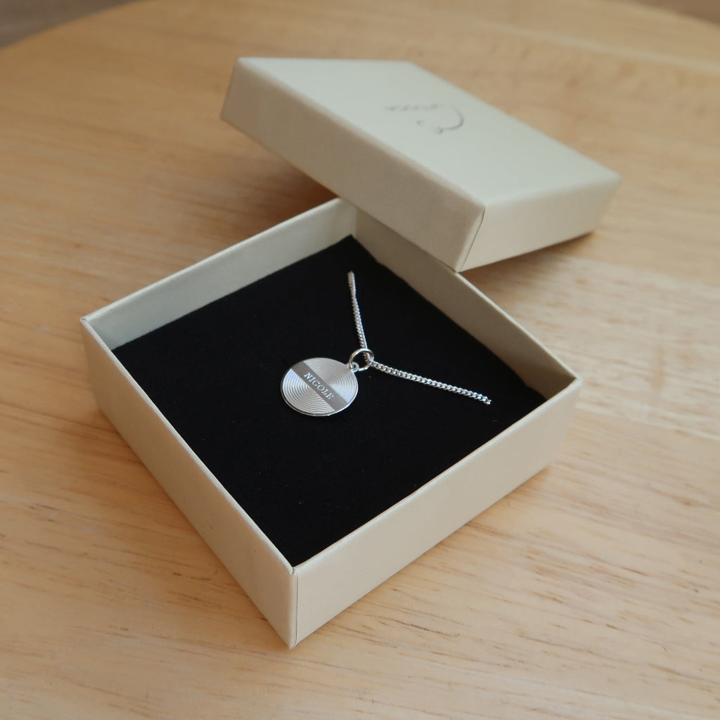 Personalisierte Namenskette in eleganter Geschenkbox