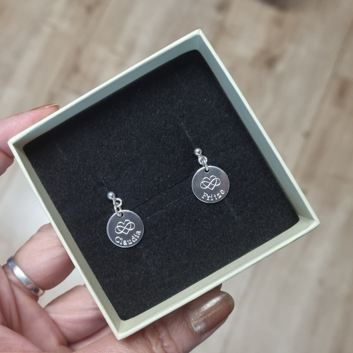 Ohrringe mit Gravur in einer Geschenkbox