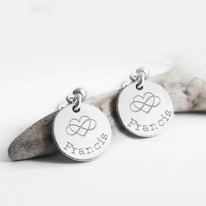 Runde Ohrringe aus 925er Sterlingsilber mit eingravierten Namen sowie einem Herz- und Unendlichkeitszeichen