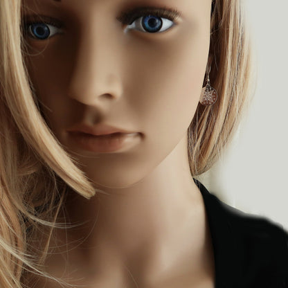 Eine Frau trägt Ohrringe aus 925er Sterlingsilber mit Schmetterlingsmotiv.