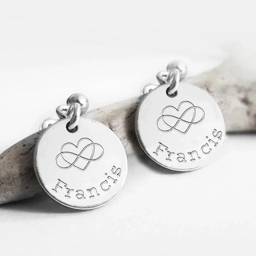 Runde Ohrringe aus 925 Silber mit Namensgravur und Symbol – Herz & Unendlichkeitszeichen