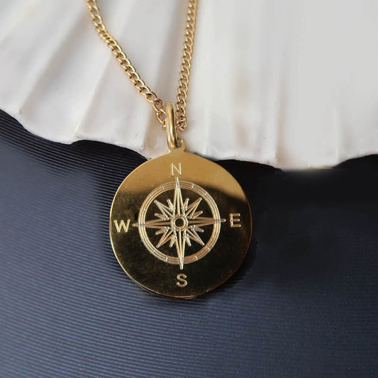 Personalisierte Kette mit Kompass Motiv aus vergoldetem Edelstahl  (Design 1)