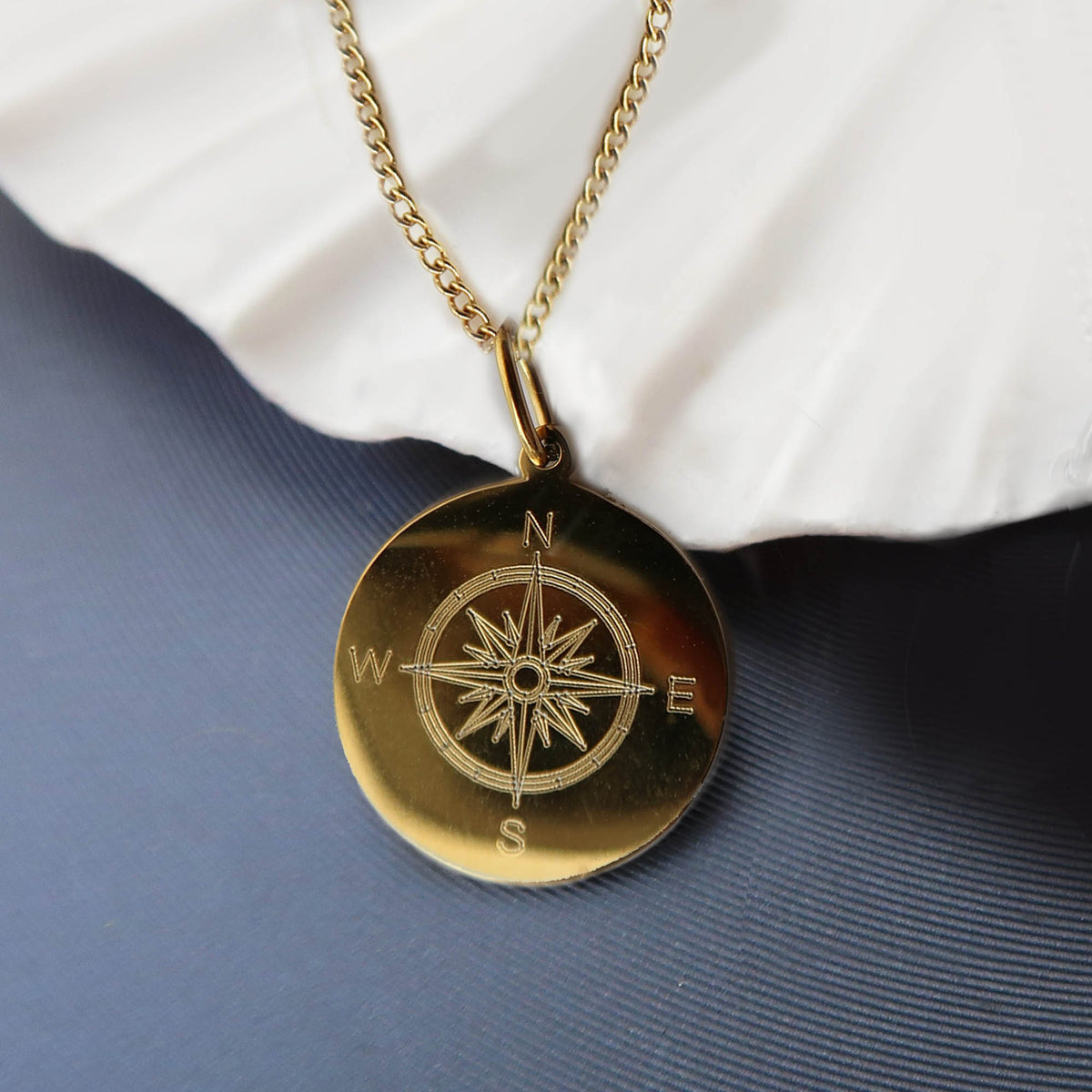 Personalisierte Kette mit rundem Anhänger und Kompassmotiv aus vergoldetem Edelstahl