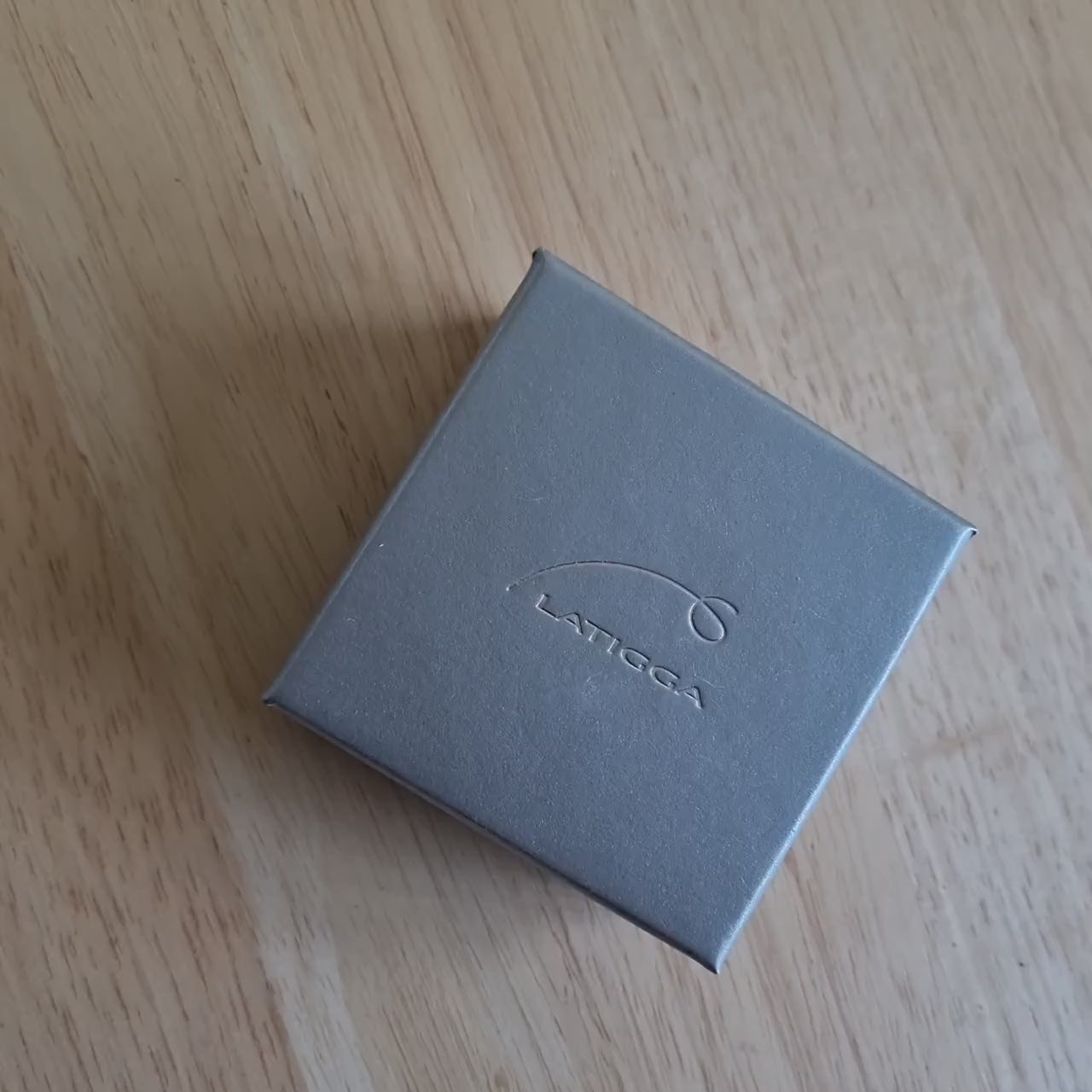 Silberkette mit Weltkartenanhänger -video