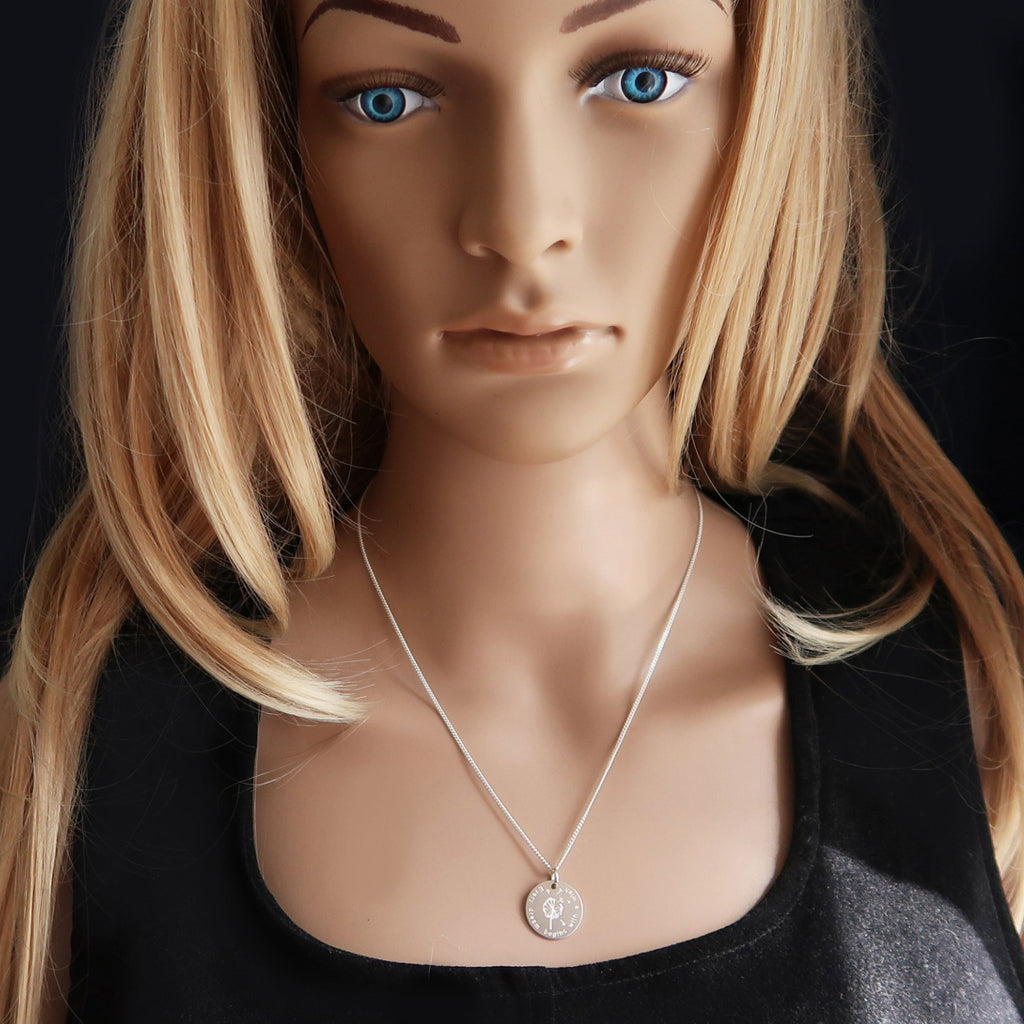 Junge Dame trägt eine Pusteblumen-Kette aus 925 Silber mit persönlicher 