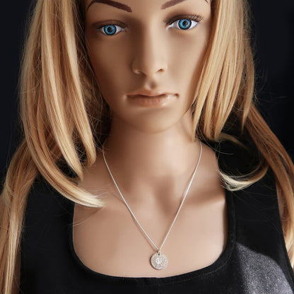 Junge Dame trägt eine Pusteblumen-Kette aus 925 Silber mit persönlicher 