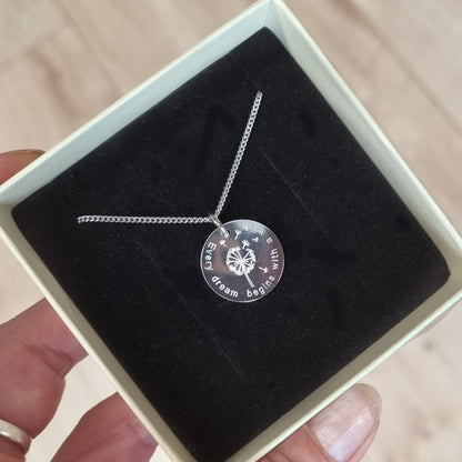 Personalisierte Pusteblumen-Kette in eleganter Geschenkbox
