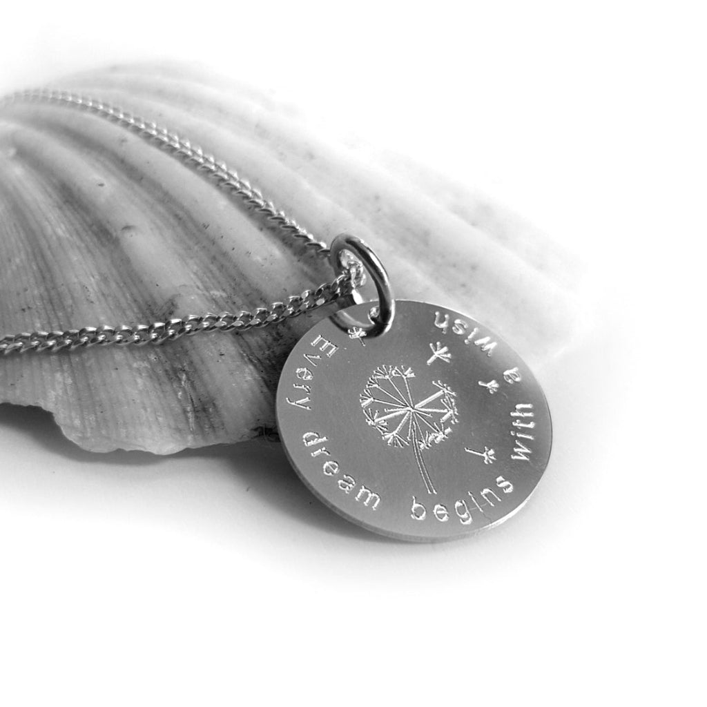Runder Anhänger mit Pusteblumen-Motiv und Gravur an einer Silberkette