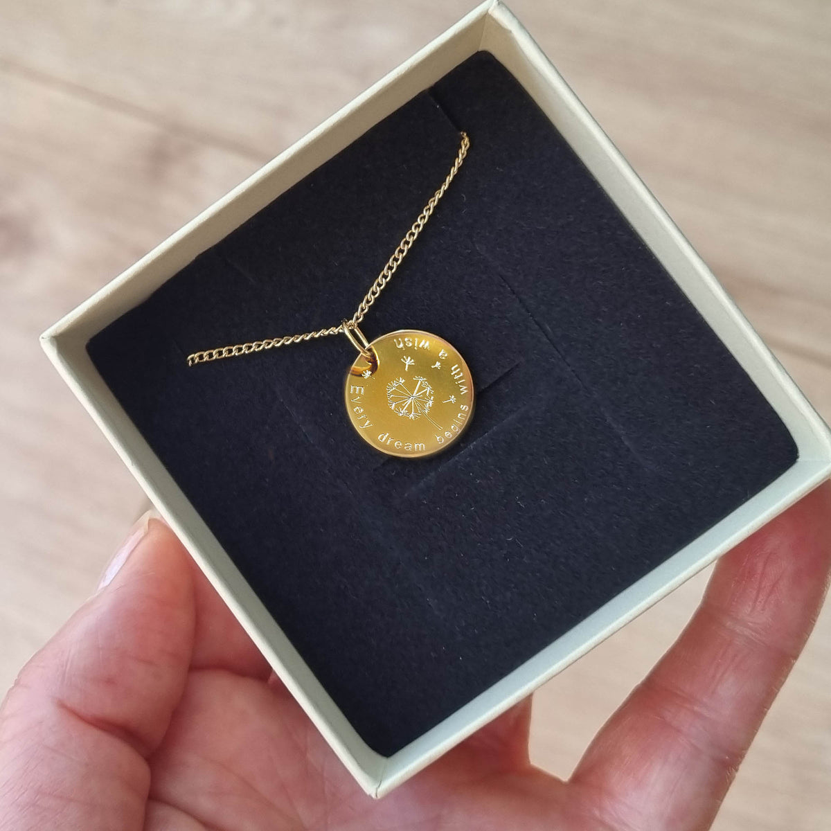 Personalisierte Pusteblumen-Kette in einer Geschenkbox