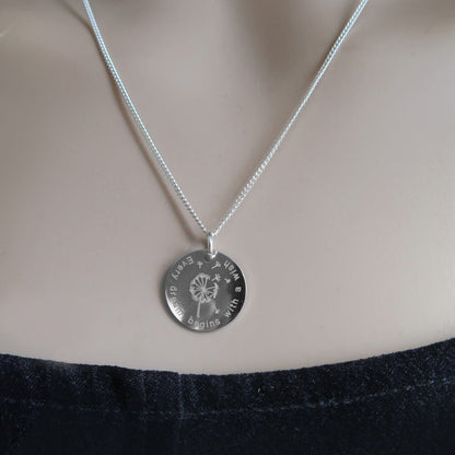 Pusteblume Kette aus 925er Silber am Hals getragen