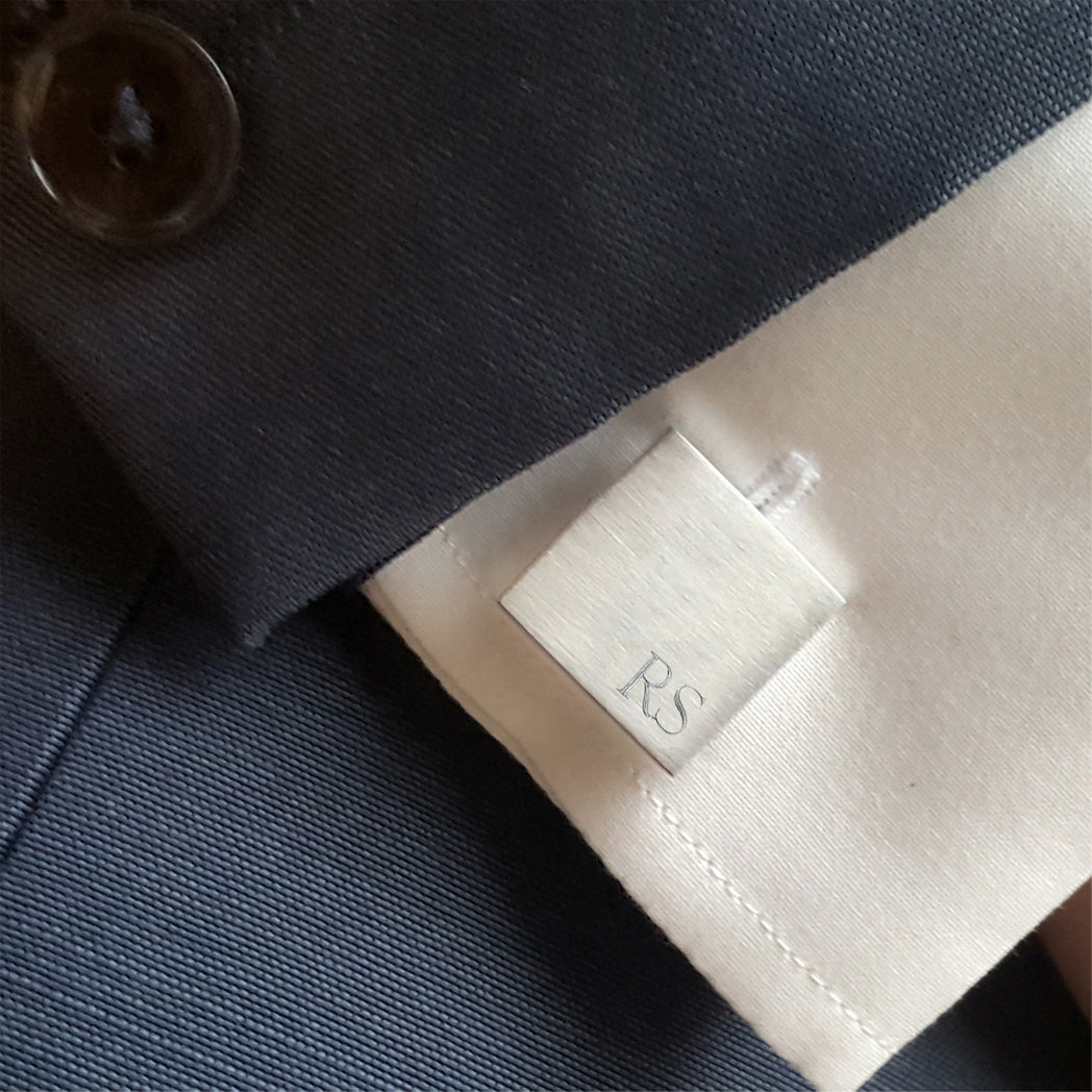 Quadratische Manschettenknöpfe präsentiert am Hemd