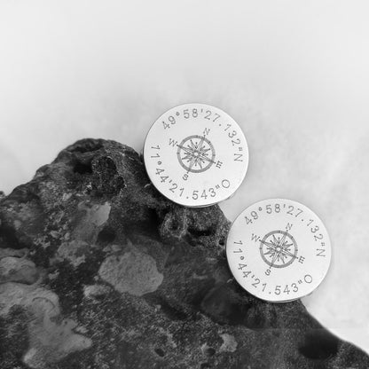 Runde Manschettenknöpfe aus Edelstahl mit Kompass  und Koordinaten