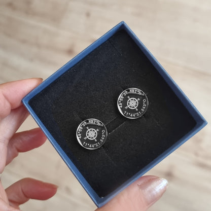 Runde personalisierte Manschettenknöpfe mit Kompass und Koordinaten-Gravur in Geschenkbox