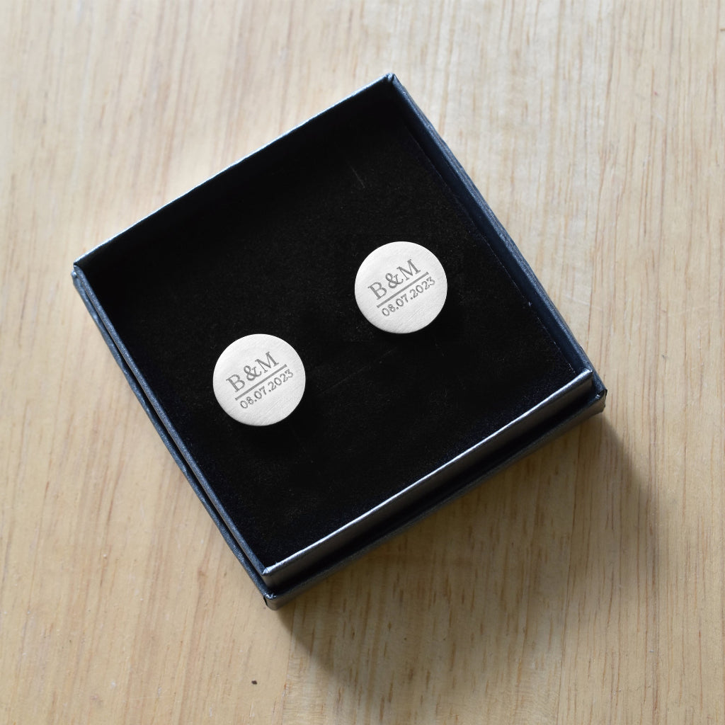 Personalisierte Manschettenknöpfe mit Initialen und Datum in Geschenkbox