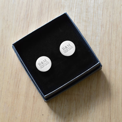 Personalisierte Manschettenknöpfe mit Initialen und Datum in Geschenkbox