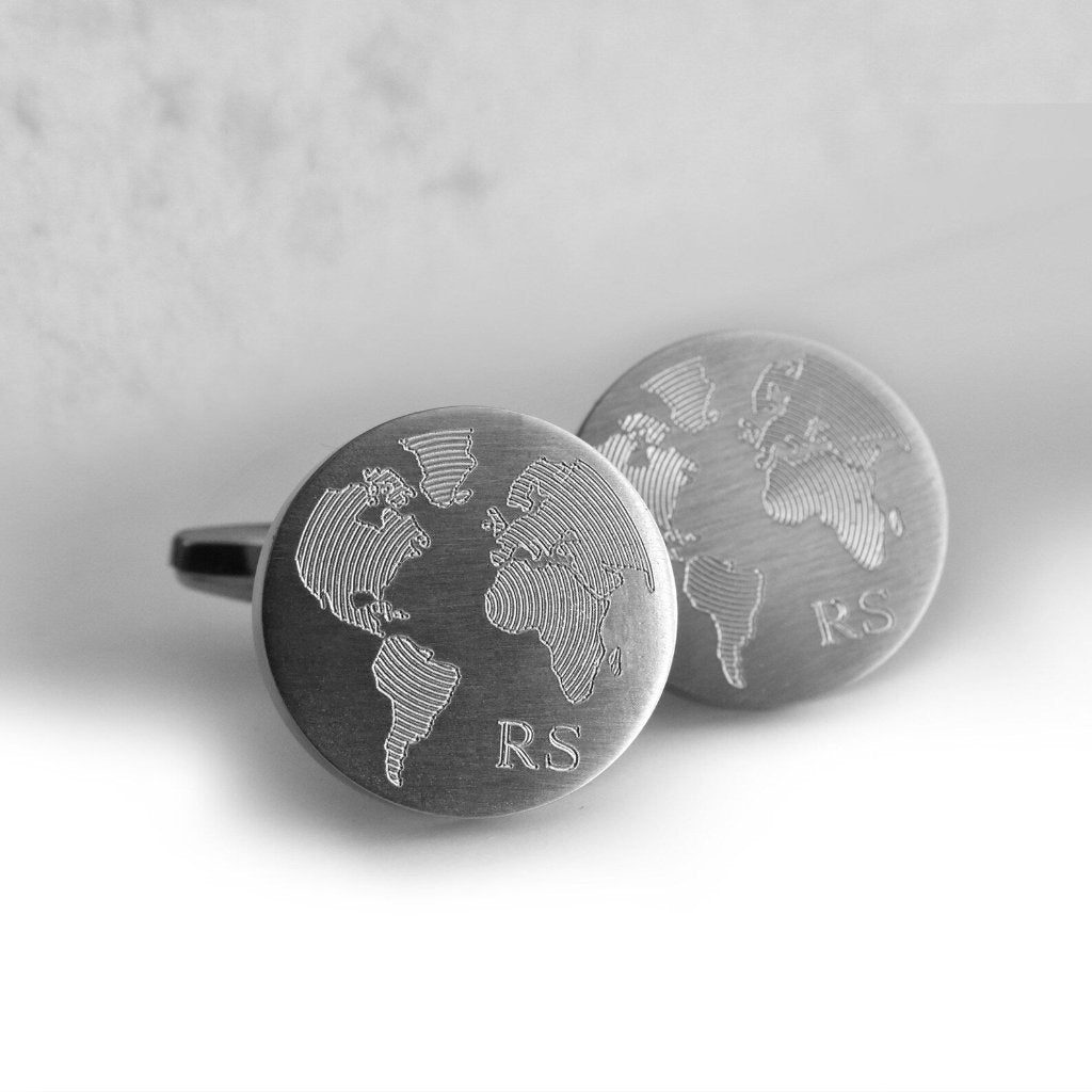 Runde gravierte Manschettenknöpfe mit Welt-Motiv und Initialen
