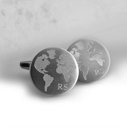 Runde gravierte Manschettenknöpfe mit Welt-Motiv und Initialen