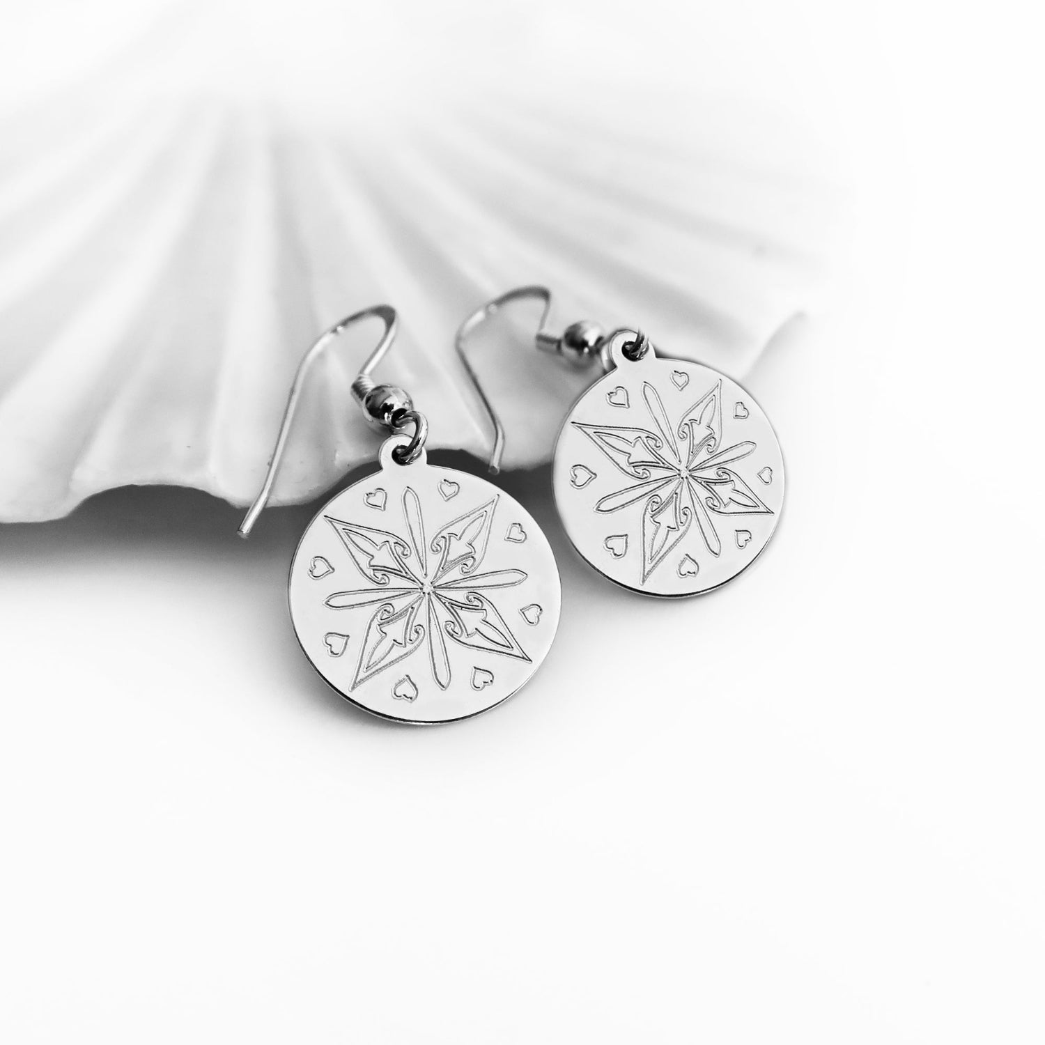 Runde Ohrringe aus 925er Sterlingsilber mit Schmetterlingsmotiv - Vorderseite