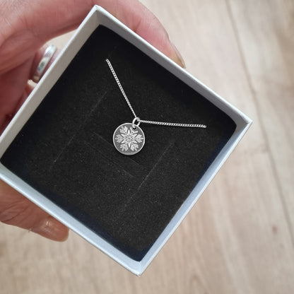 Silberner Schneeflocken Anhänger in einer Geschenkbox