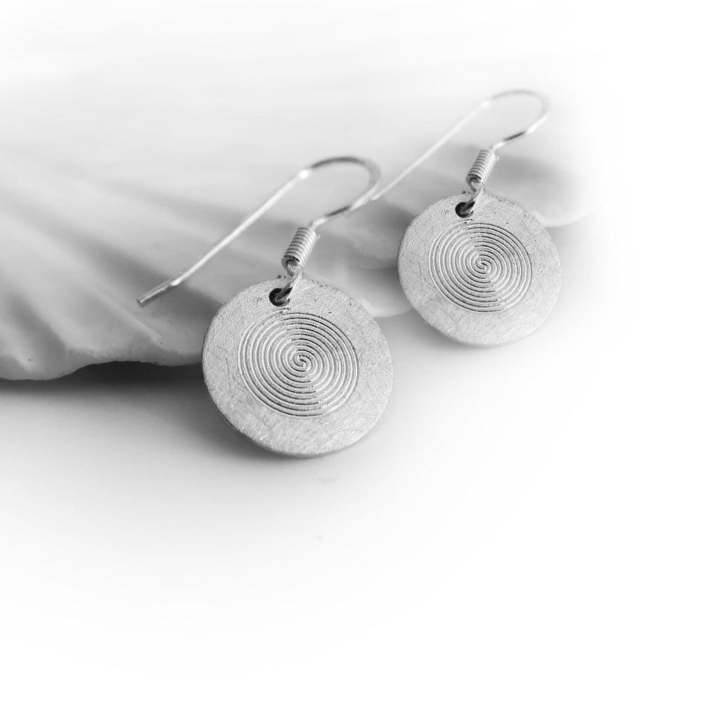 Gebürstete Silber Ohrhänger mit fein graviertem Spiralmotiv