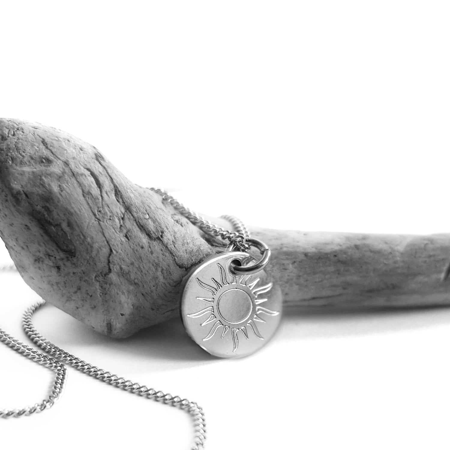 Silberkette mit kleinem Sonnenanhänger