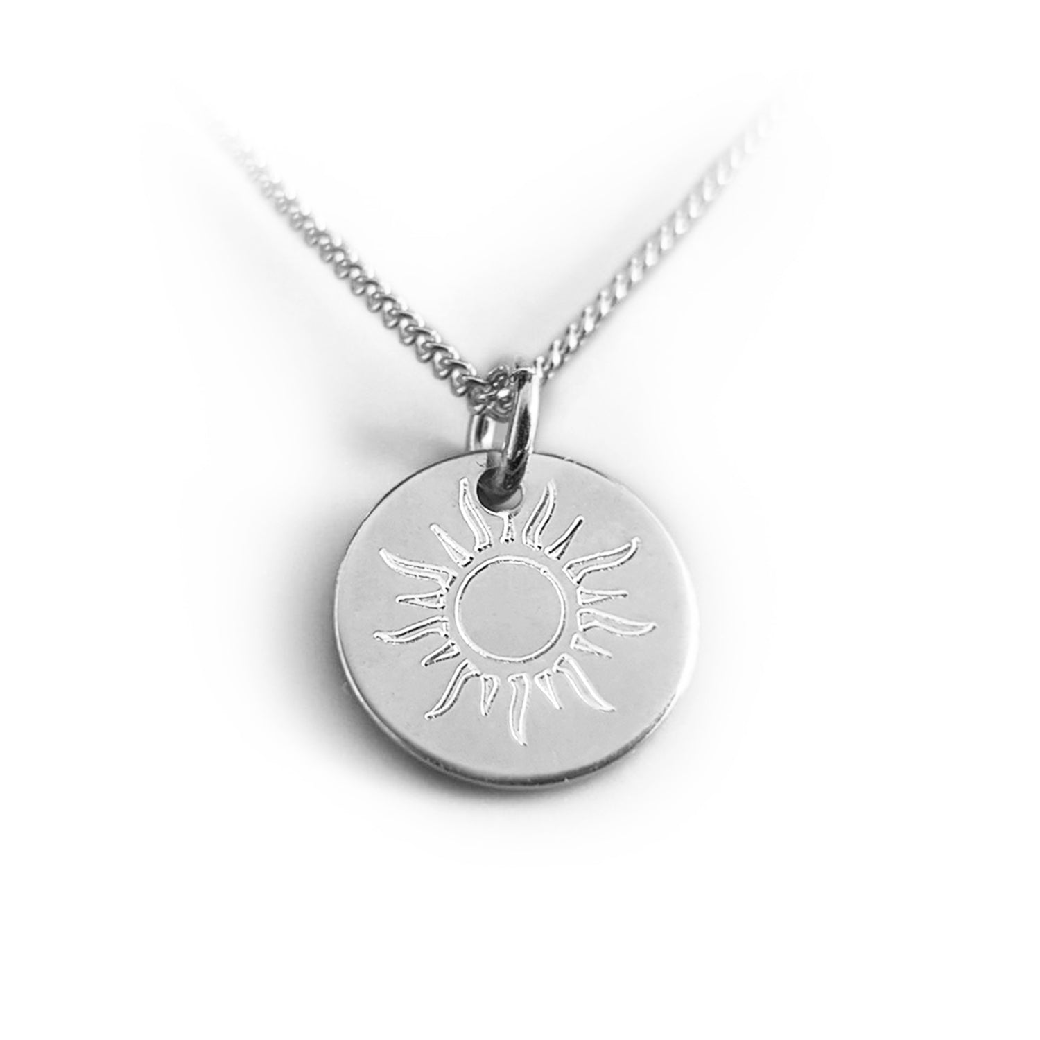 kleiner Silberanhänger mit Sonnenmotiv