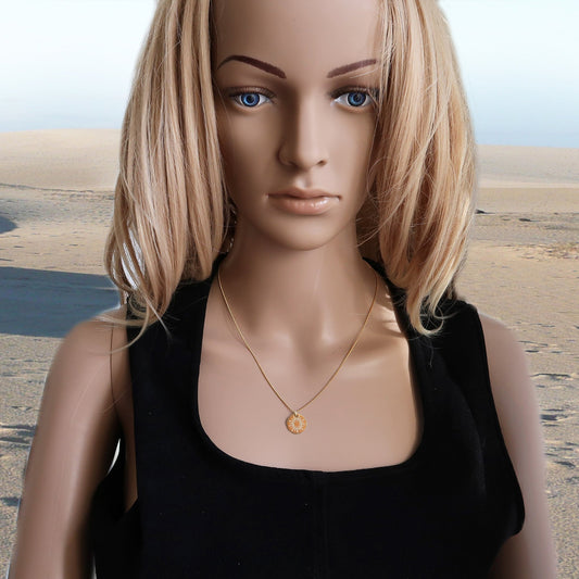 Vergoldete Kette mit Sonne,  getragen am Hals einer Frau