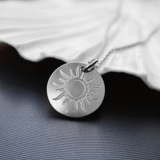 Zarte Halskette aus 925 Silber mit kleinem Sonnenmotiv und Gravur auf der Rückseite