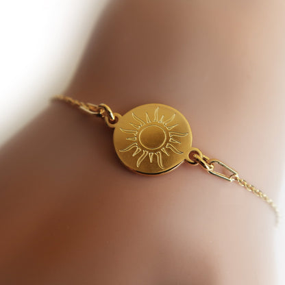 Vergoldetes Sonnenarmband am Handgelenk – Nahaufnahme