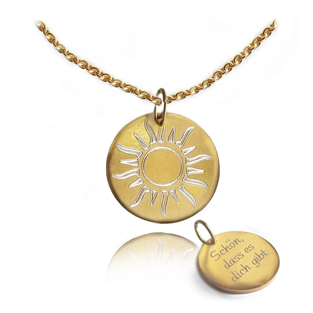 Personalisierte vergoldete Sonnenkette mit Gravur aus Edelstahl auf hellem Hintergrund