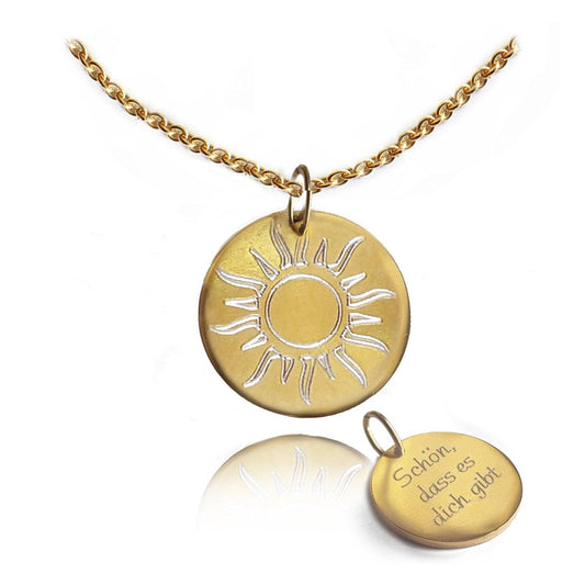Personalisierte vergoldete Sonnenkette mit Gravur aus Edelstahl auf hellem Hintergrund