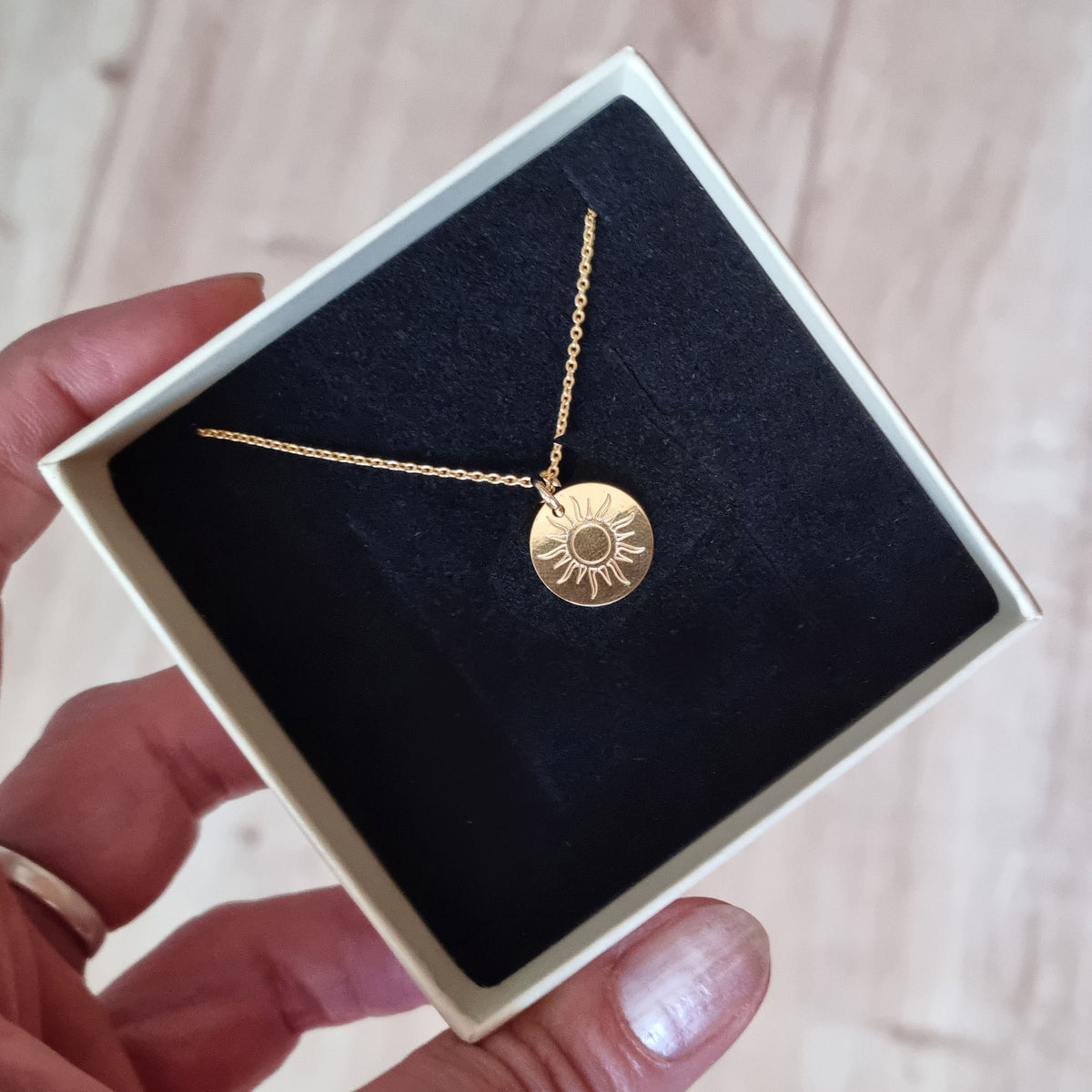 Feine Sonnenkette aus vergoldetem Silber in einer kleinen Geschenkbox