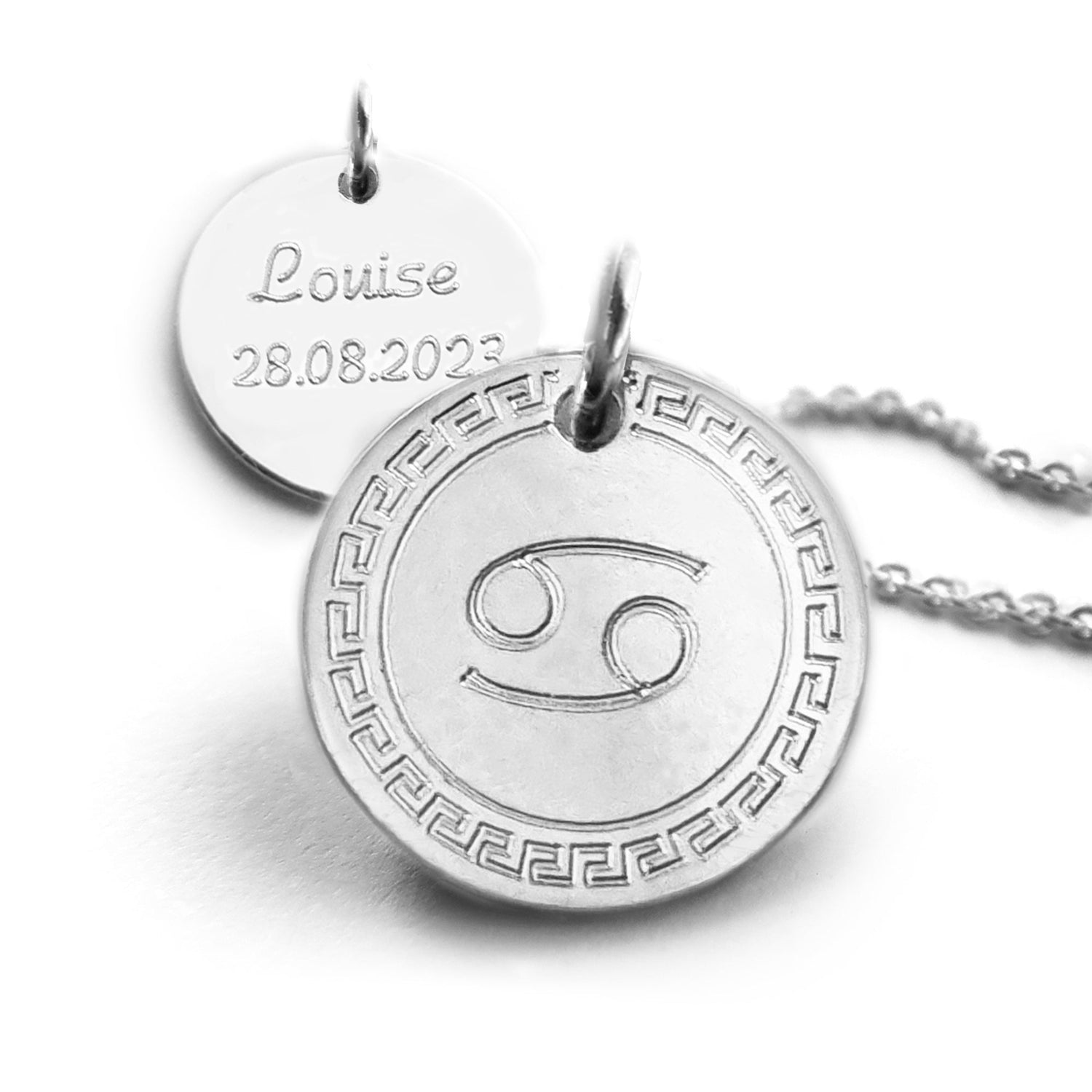 Runder Anhänger mit Sternzeichen an der Silberkette und individuelle Gravur auf der Rückseite.