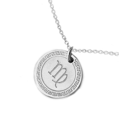Runder Sternzeichen-Silberanhänger an einer Kette auf weißem Hintergrund.