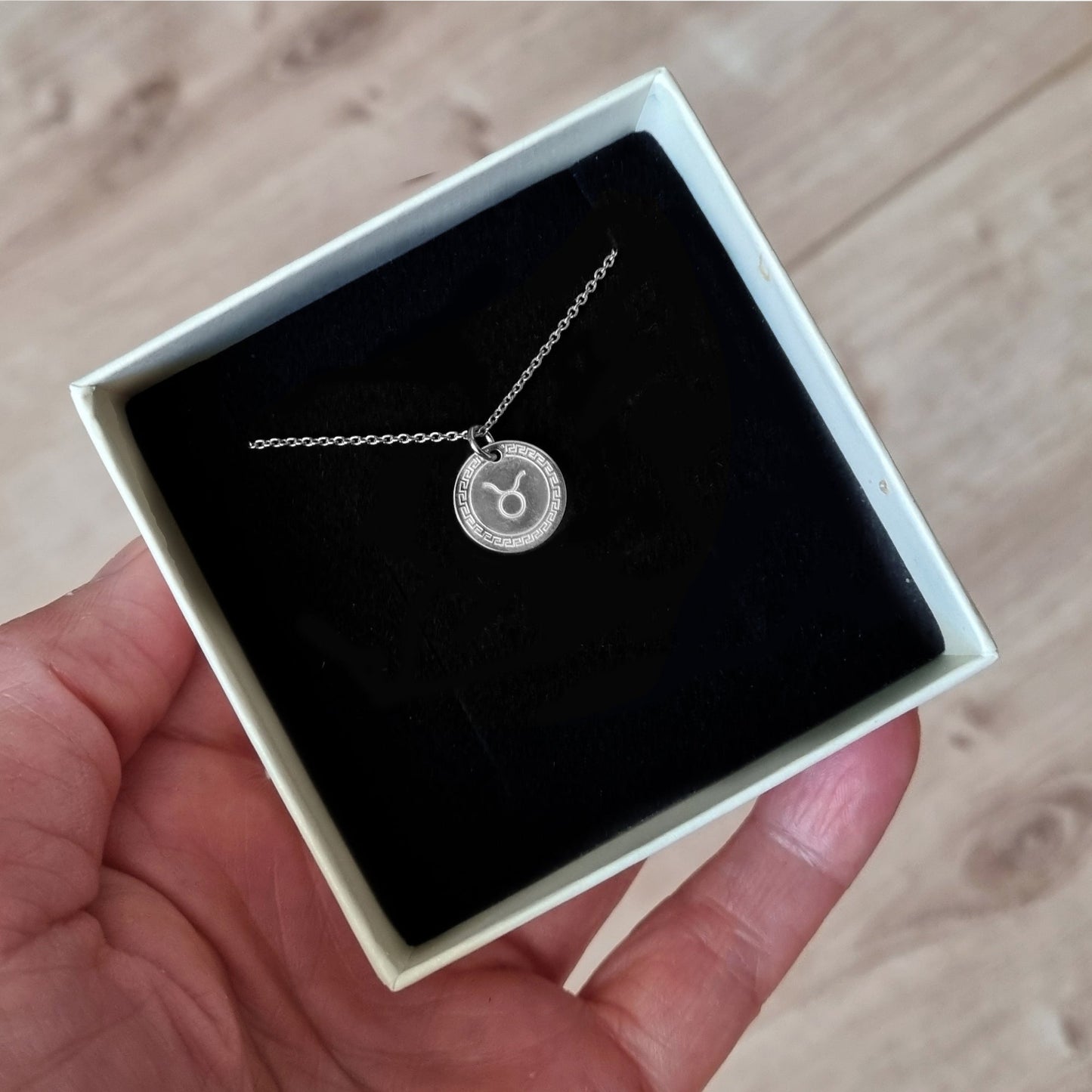 Sternzeichen Kettenanhänger präsentiert in einer Geschenkbox.