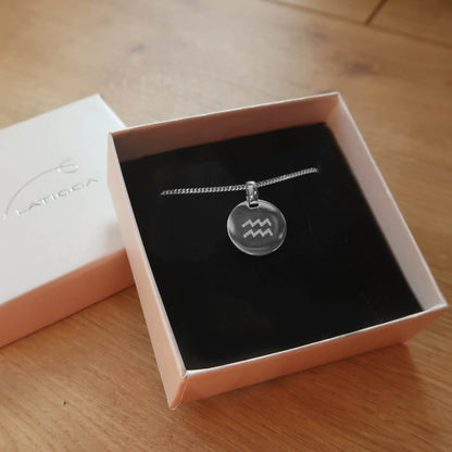 Elegante Silberkette mit Sternzeichen in einer Geschenkbox