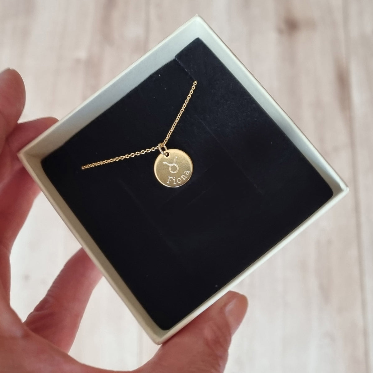 Sternzeichen Halskette mit persönlicher Gravur in einer eleganten Geschenkbox