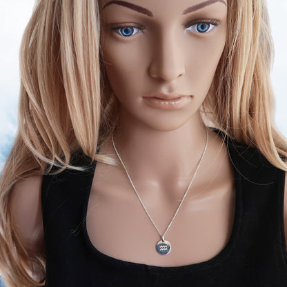 Eine junge Frau trägt eine Sternzeichen Kette