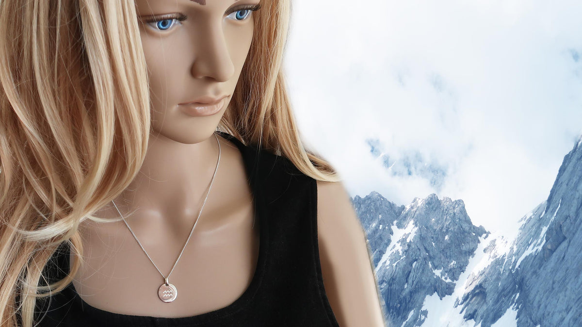 Eine Frau trägt elegante Kette aus 925 Silber mit Sternzeichen