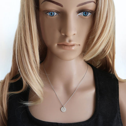 Eine Frau trägt kleine Sternzeichenkette