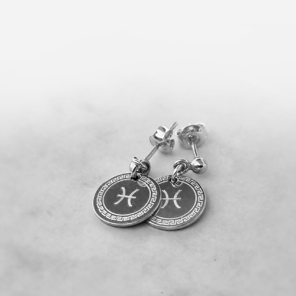 Runde Silberohrringe mit Sternzeichen Gravur von weitem.